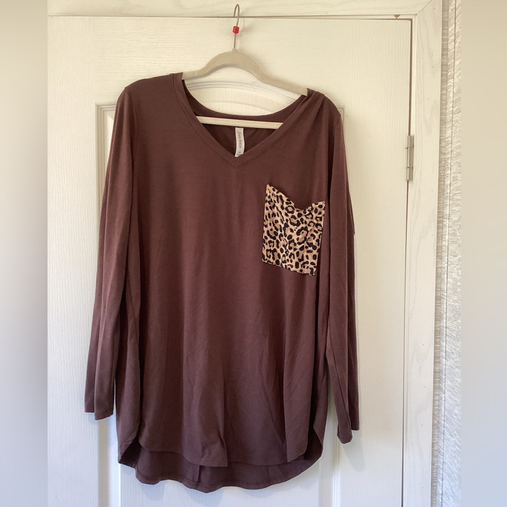 Zenana Outfitters Chocolate V-Neck with Leopard Accent size 1XL EUC